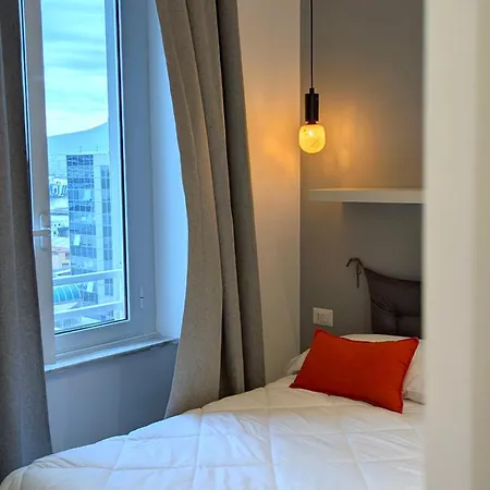 Incoming Roof Bovio 招待所